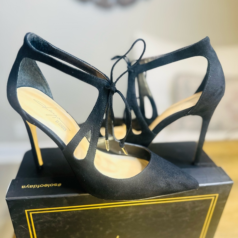 Daya by Zendaya Aaron Black Suede Pointed Pumps - Picture 4 of 9